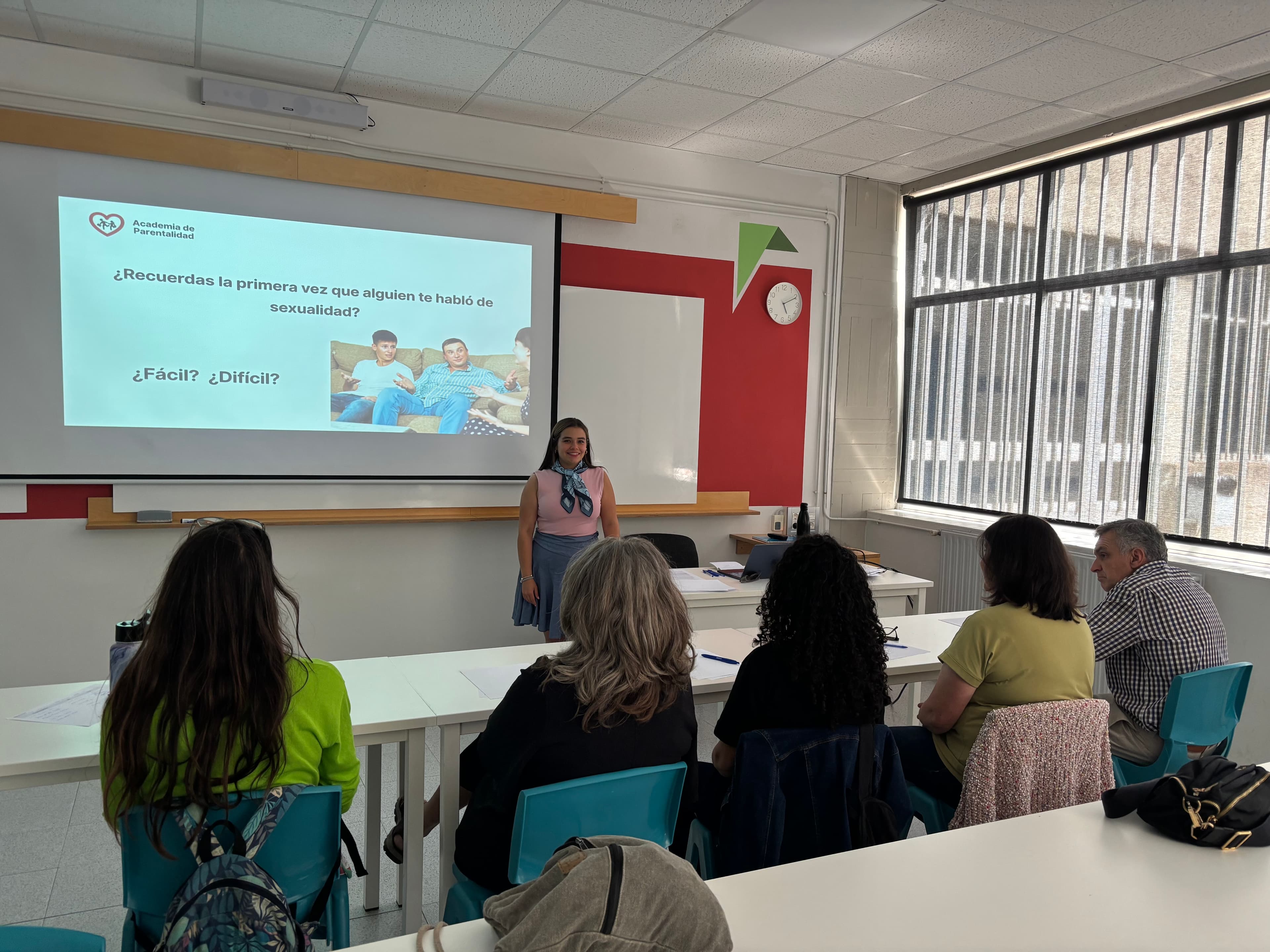 Taller de sensibilización para familias en un centro educativo de Asturias