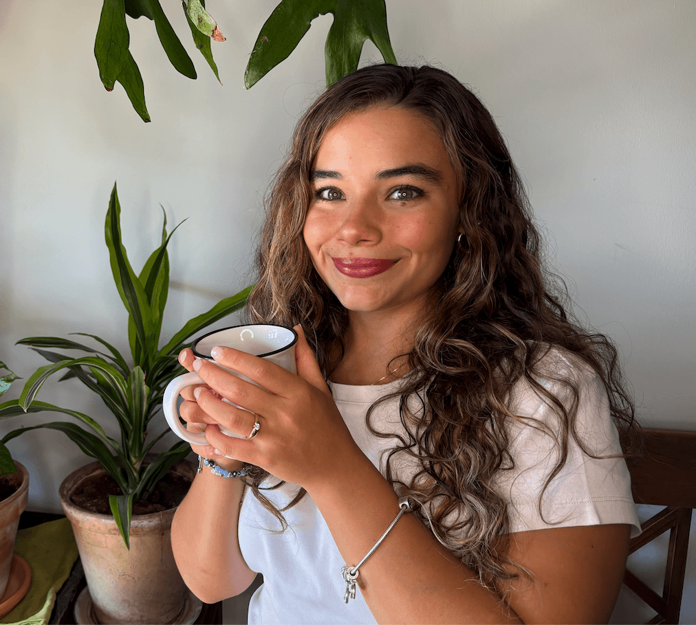 Mujer sosteniendo una taza de café