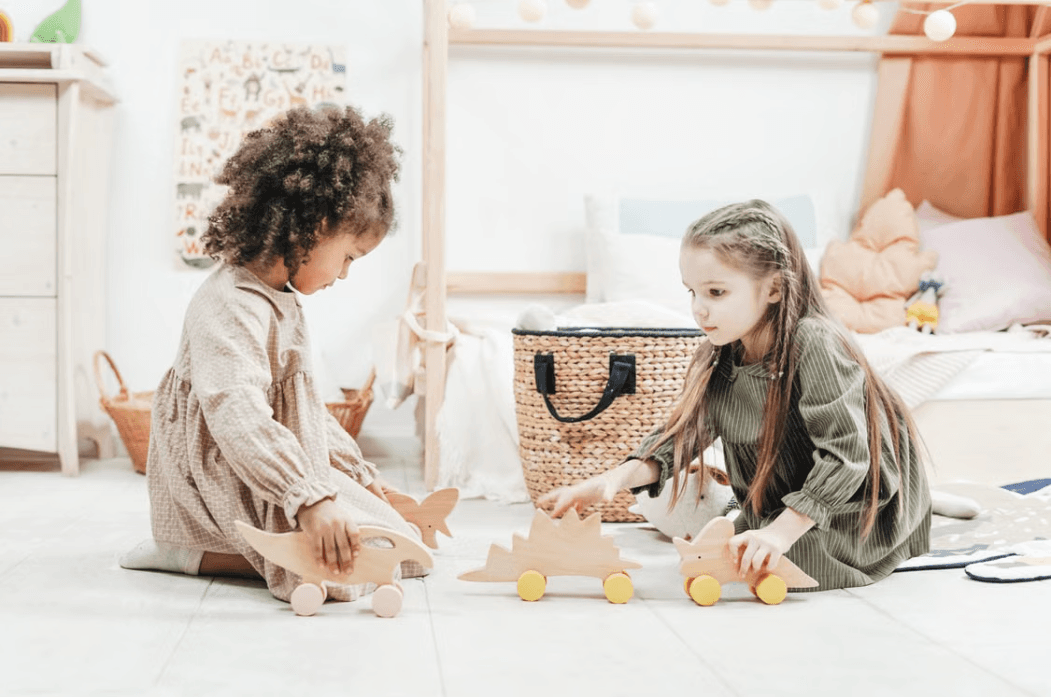 Dos niñas jugando juntas con juguetes de madera