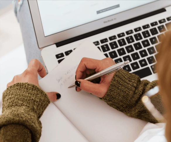 Persona realizando una formación online desde un ordenador portátil