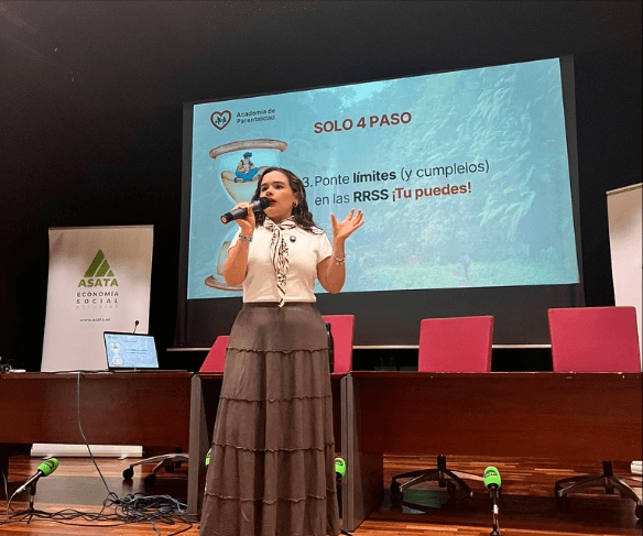 Ponente impartiendo una sensibilización sobre bienestar digital