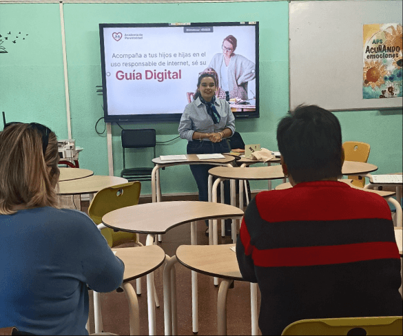 Formación sobre bienestar digital impartida en un aula