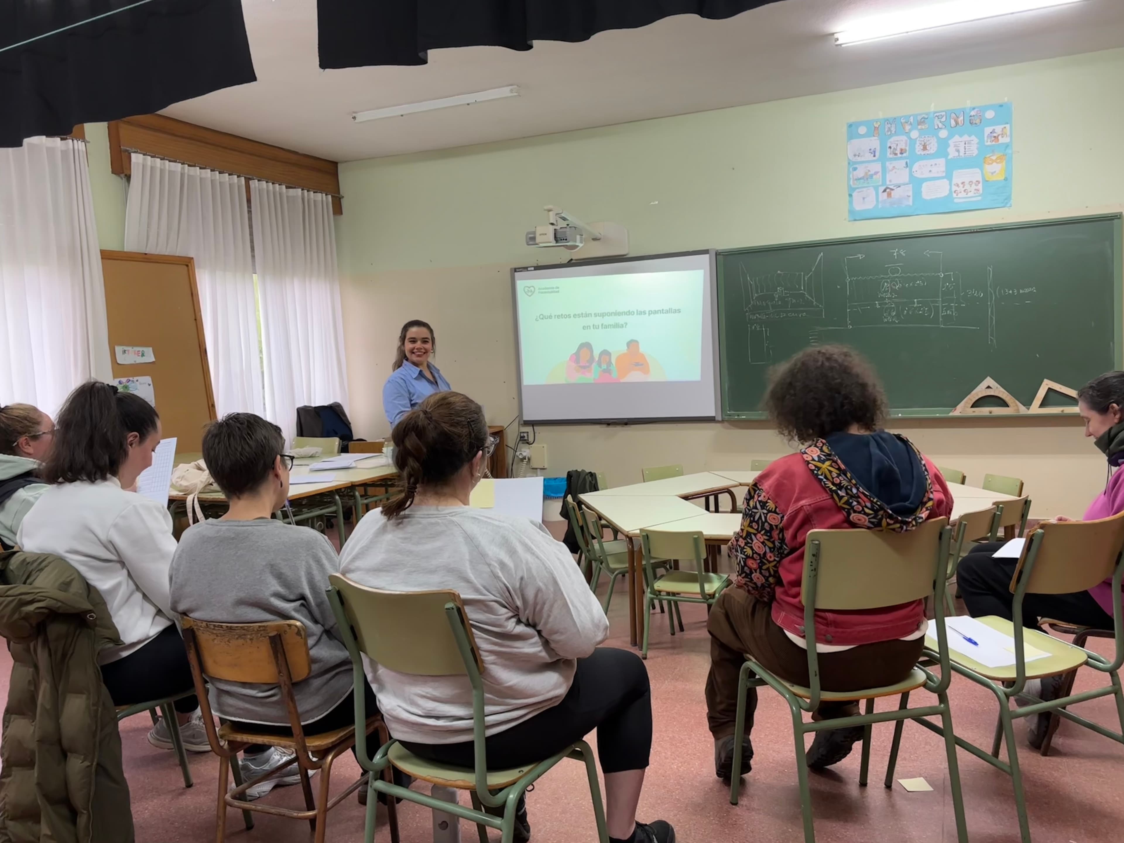 Sesión de formación sobre bienestar digital para familias en un aula