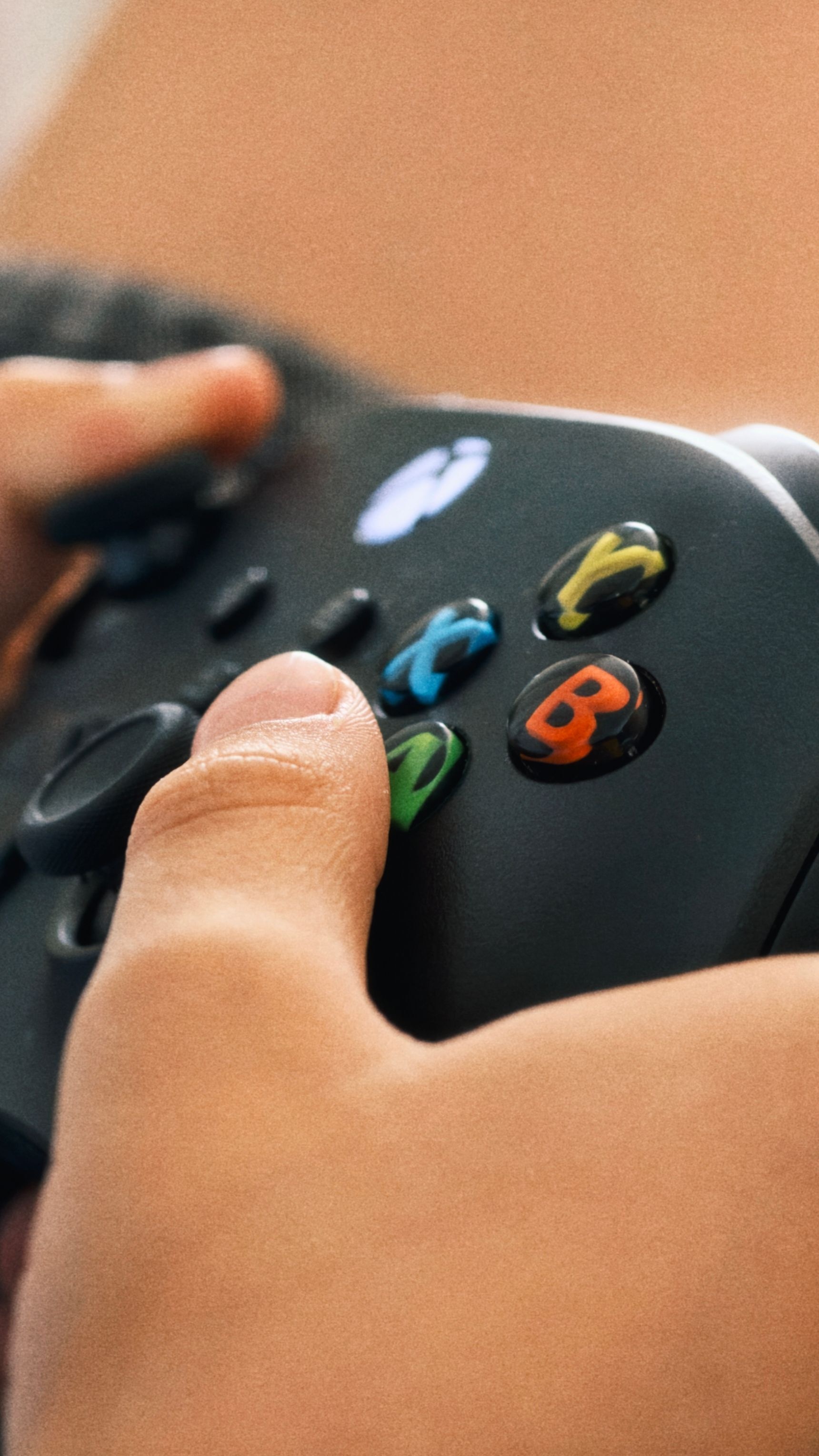 Manos de un menor utilizando un mando de videojuegos